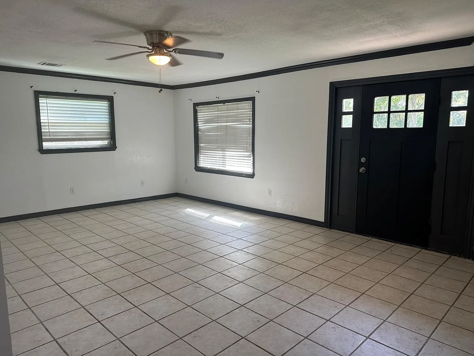 4 bed, 2.5 bath, 2040 sqft, $2,400 — Photo 2
