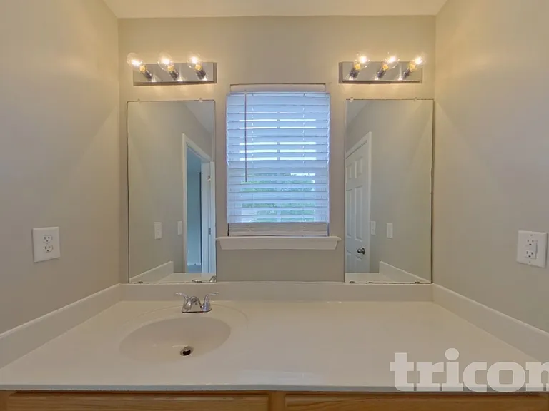 11311 Breezehill Ln — Photo 17