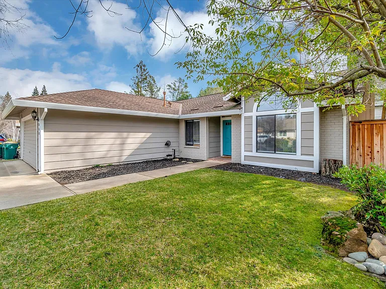 1060 Saint Andrews Dr — Photo 4