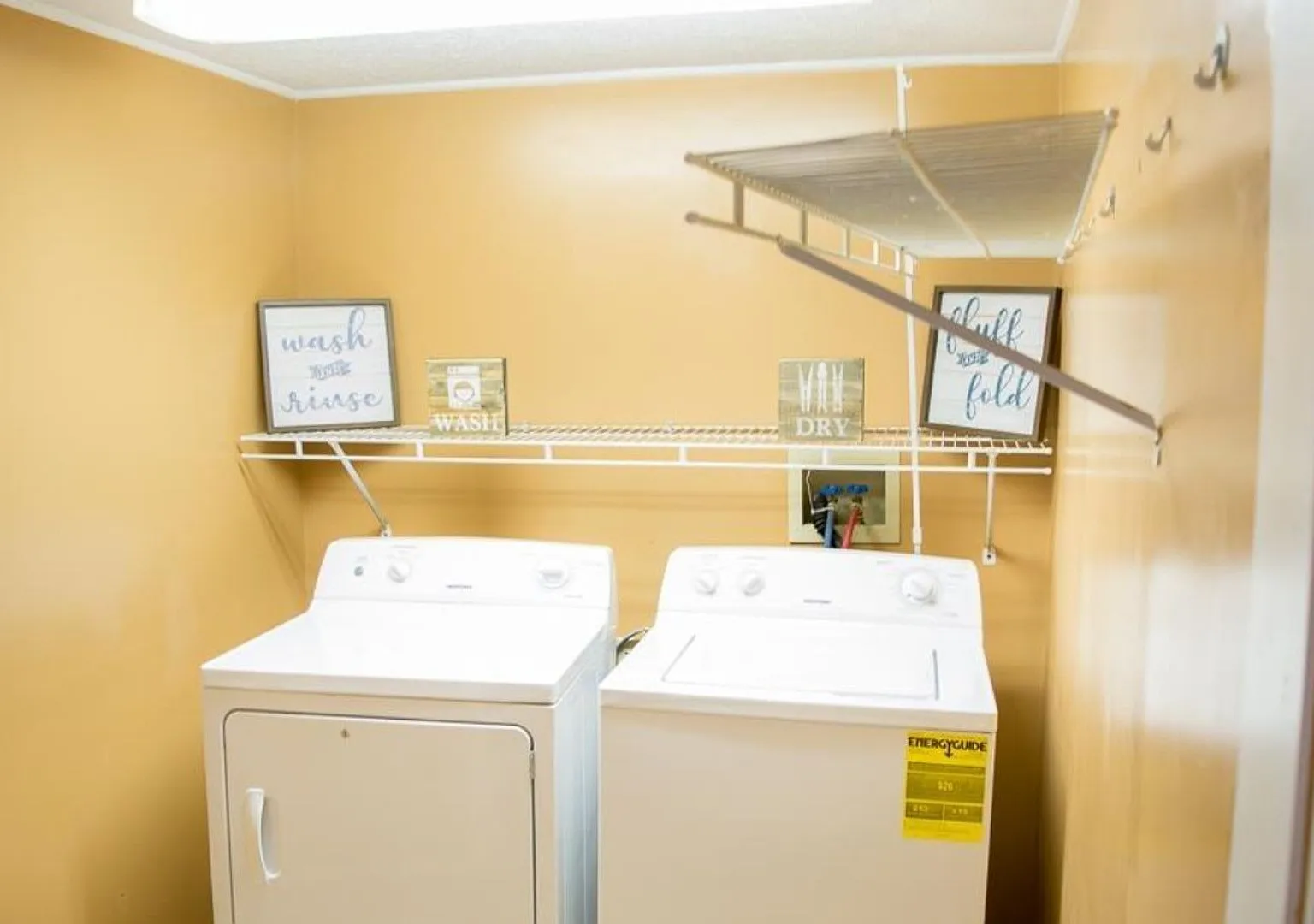 5 bedroom, 2 bath house - Available for the 2026/2027 lease term! — Photo 4