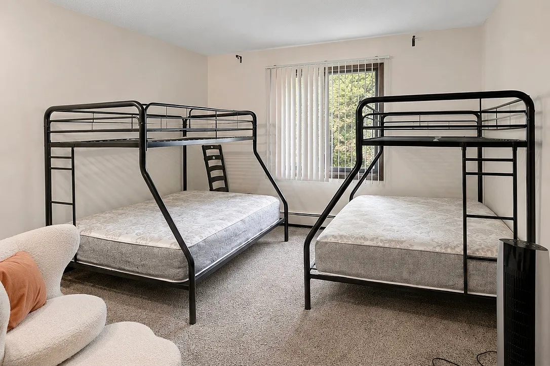 2 bed, 1.5 bath, 1069 sqft, $1,650 — Photo 3