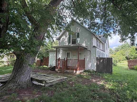 5th image of 915 S Plymouth St