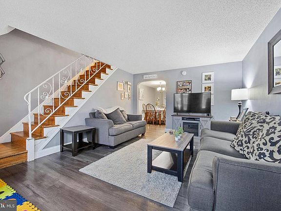 3rd image of 810 Crescent Dr