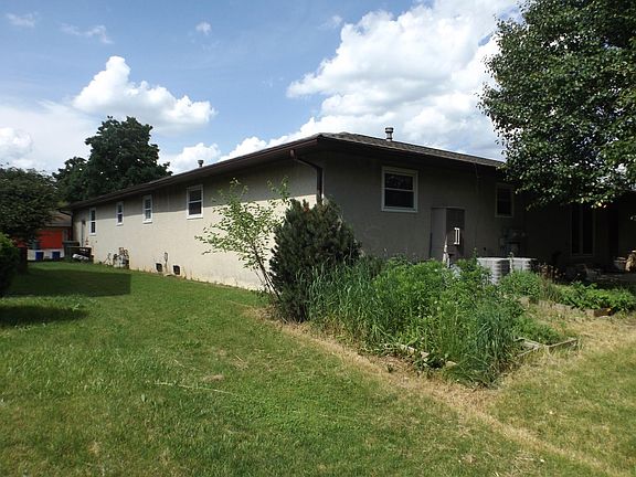 2nd image of 1921 Hampstead Dr