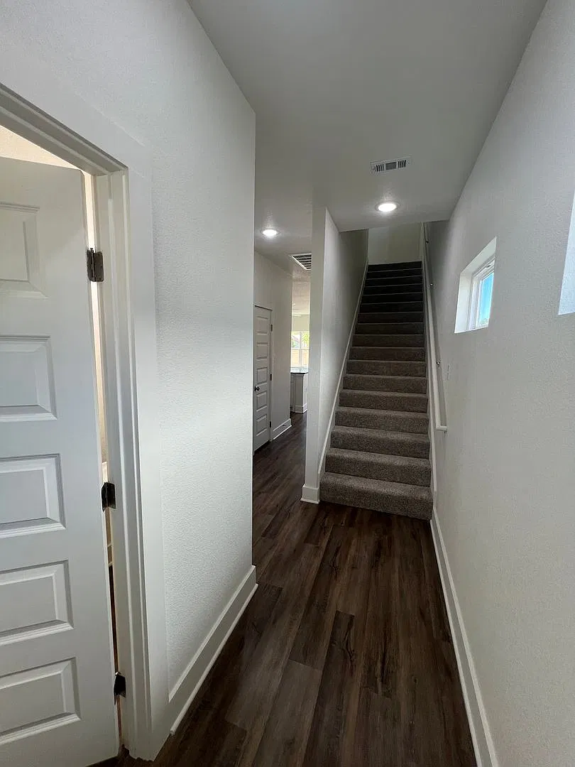 Newly built 3 and 4 bedroom townhomes available for rent! — Photo 2