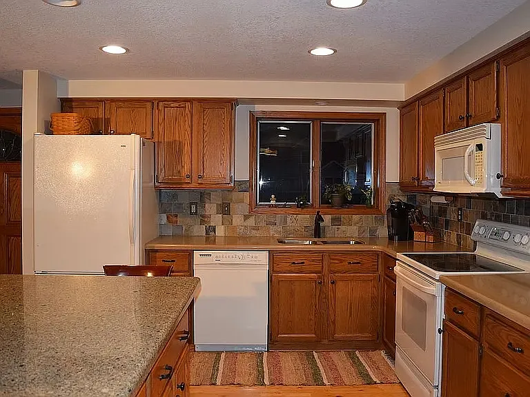 4 bed, 2800 sqft, $3,200 — Photo 1
