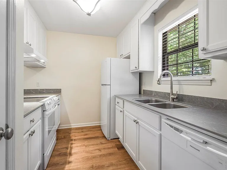 2556 Panther Creek Rd #B — Photo 10