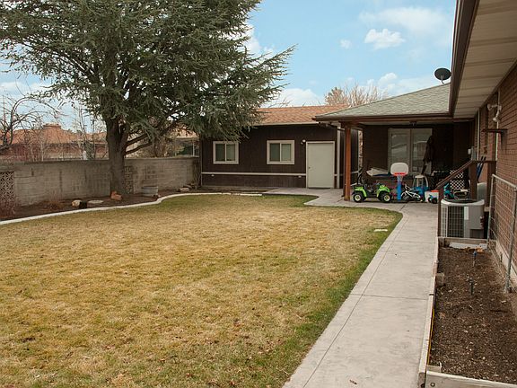 3rd image of 4605 S Balsam Ave
