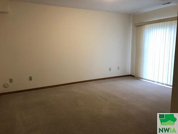 5th image of 3743 Glen Oaks Blvd