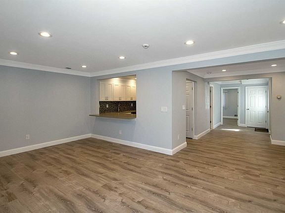 5th image of 81 Cambridge Dr W #81