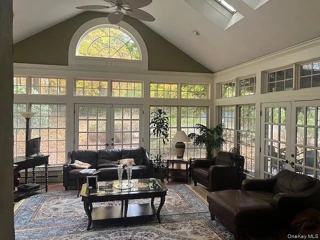 6 bed, 4.5 bath, 4323 sqft, $8,800 — Photo 4