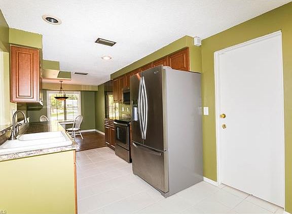 5th image of 831 Entrada Dr N
