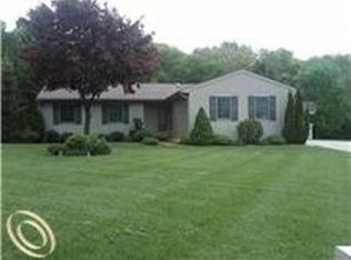 30074 Lamplighter Ct, New Hudson, MI 48165