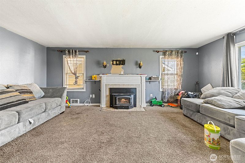 3rd image of 422 W 3rd Street