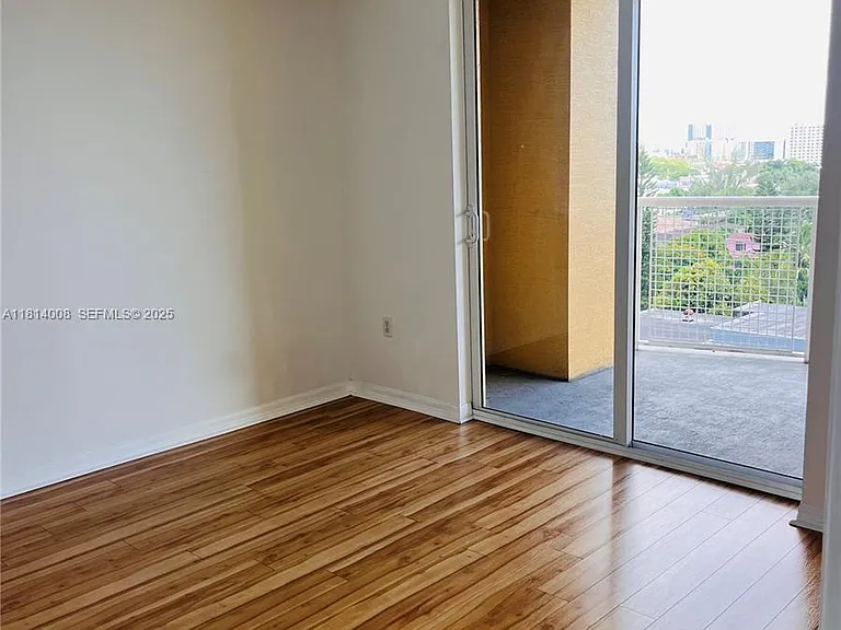 900 SW 8th St #806 — Photo 4