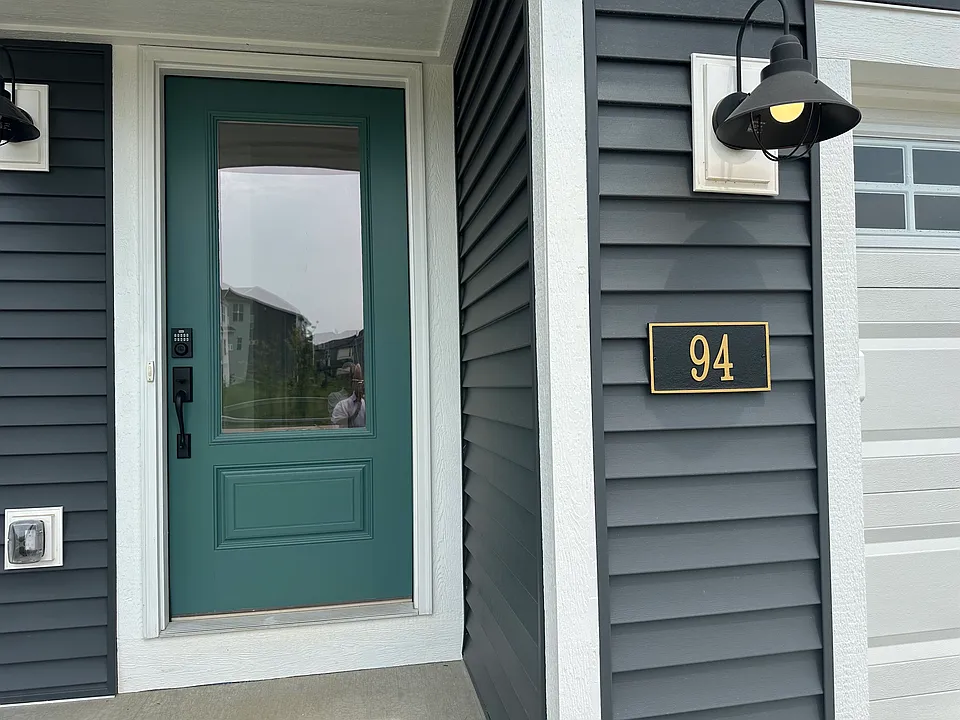 94 Mora Blvd
