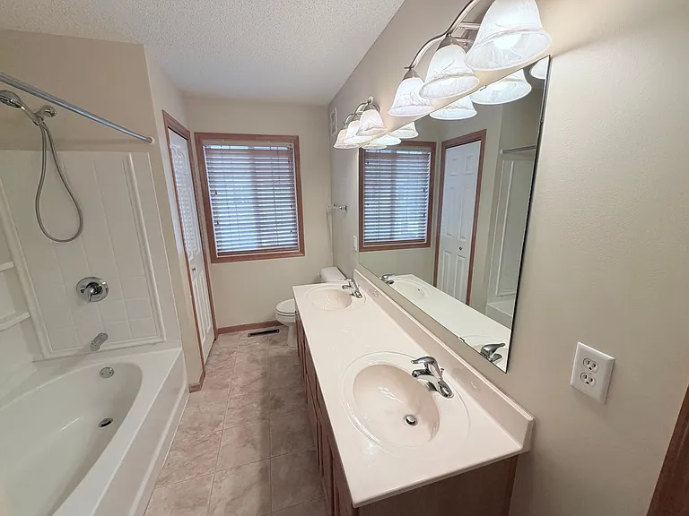10800 Hawthorn Trl #E — Photo 16