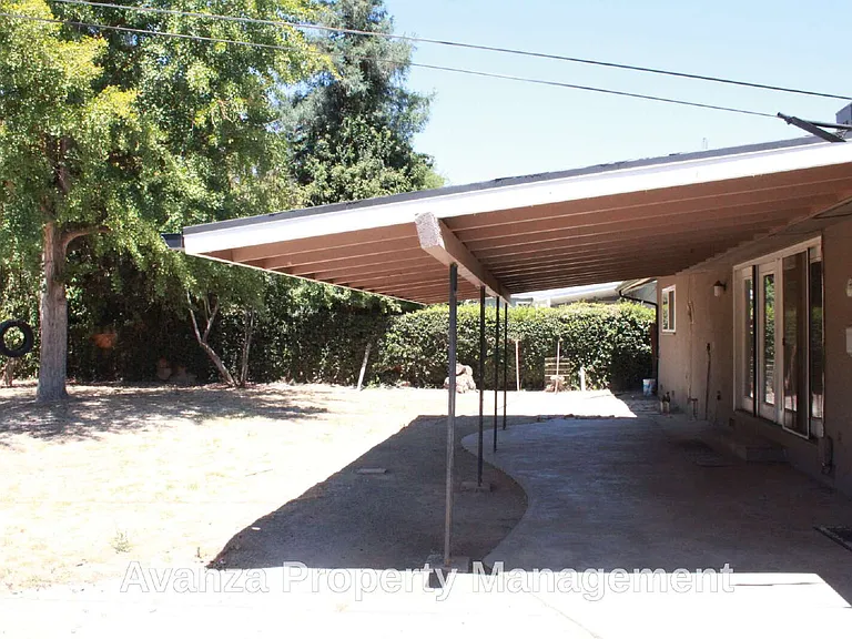 5677 N Millbrook Ave — Photo 22