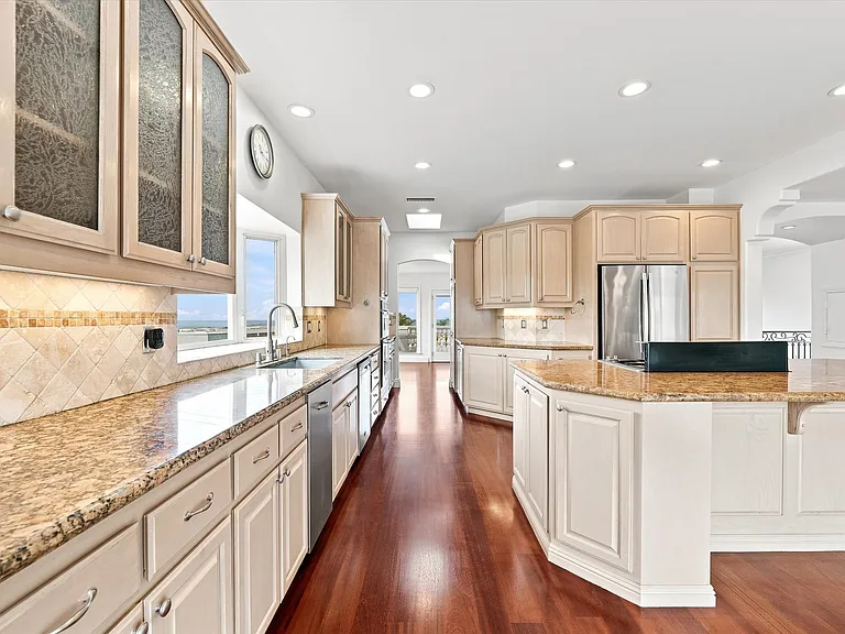 1220 Ocean Dr — Photo 16