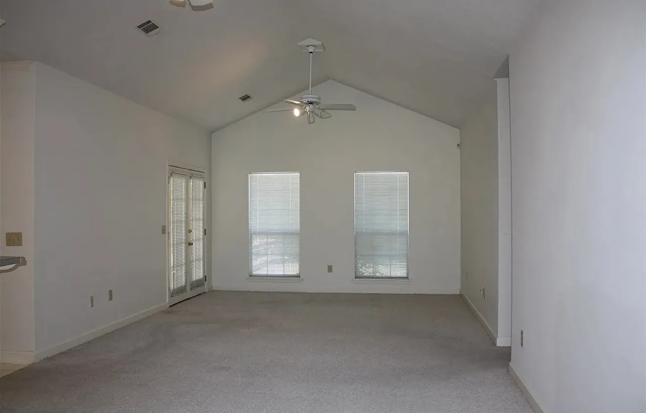 3 bed, 1451 sqft, $2,000 — Photo 2