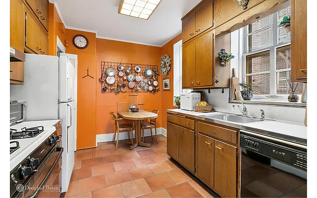 Sold by Douglas Elliman | media 18