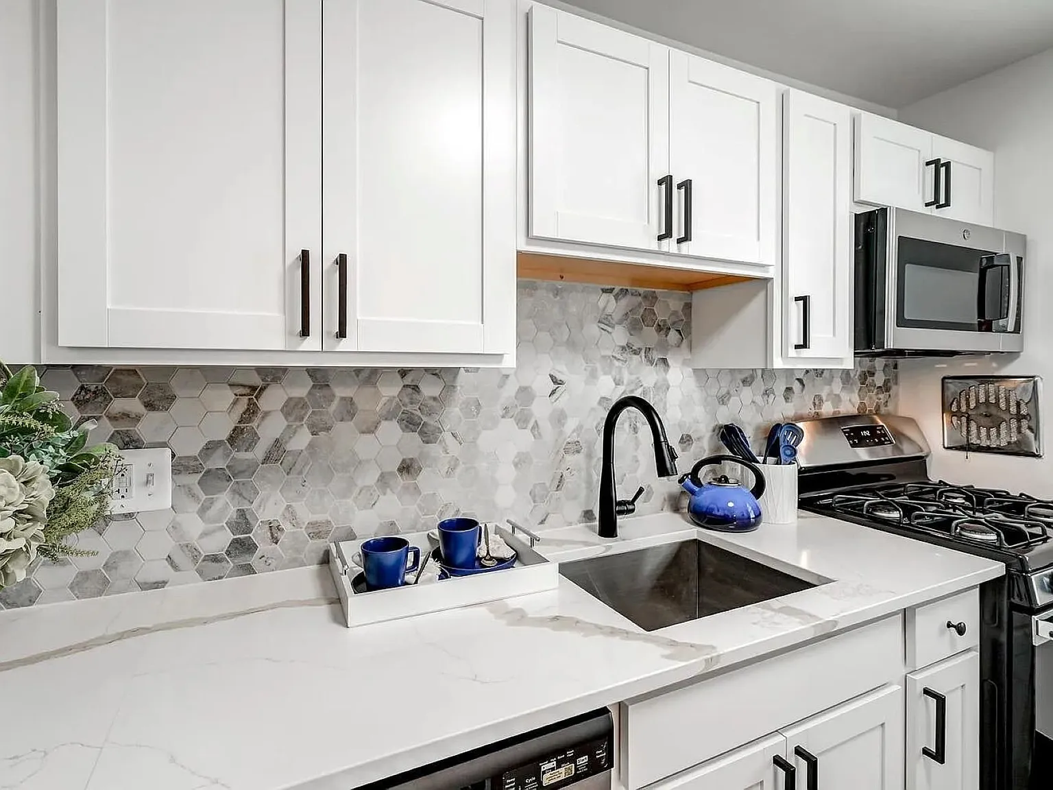 Large Two-Bedroom Apartment Home; Onsite Parking — Photo 4