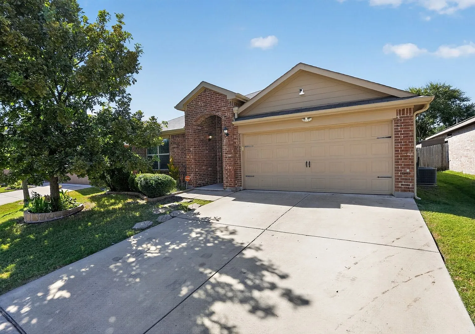 Charming 4BR House in Azle — Photo 1