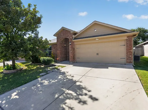633 River Rock Dr, Azle, TX 76020