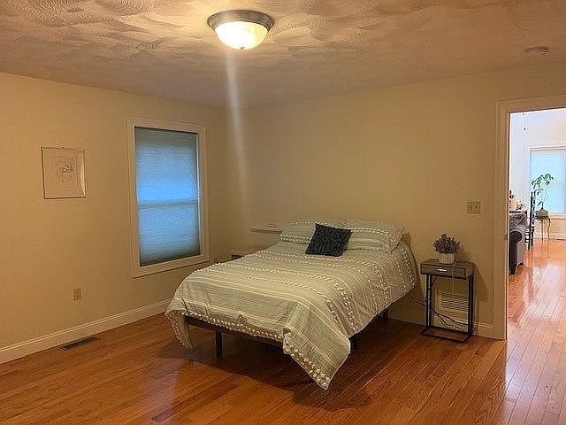 2nd image of 142 Country Meadow Ln