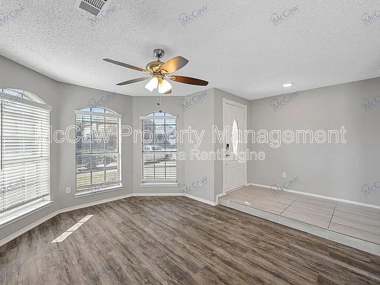 1371 Honeysuckle Ln — Photo 2