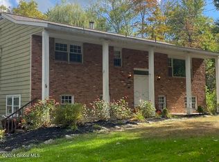 24 Crow Ridge Rd, Voorheesville, NY 12186