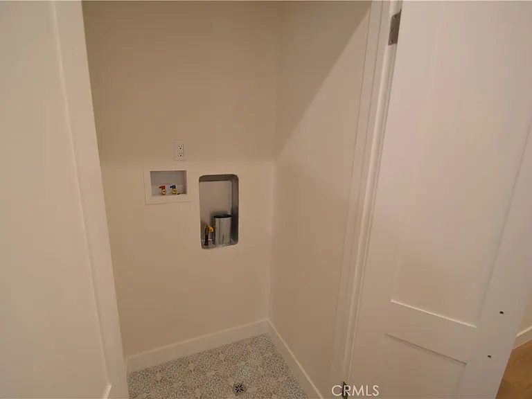1443 N Evergreen St — Photo 5