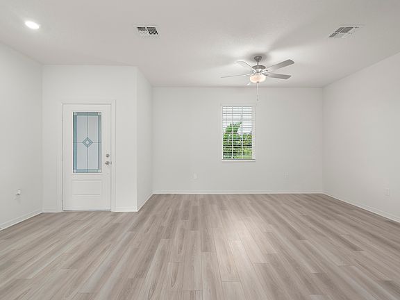 The dining room is ready to host your next diner party!