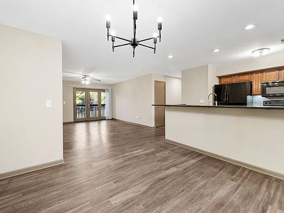 4th image of 1040 University Dr APT 10