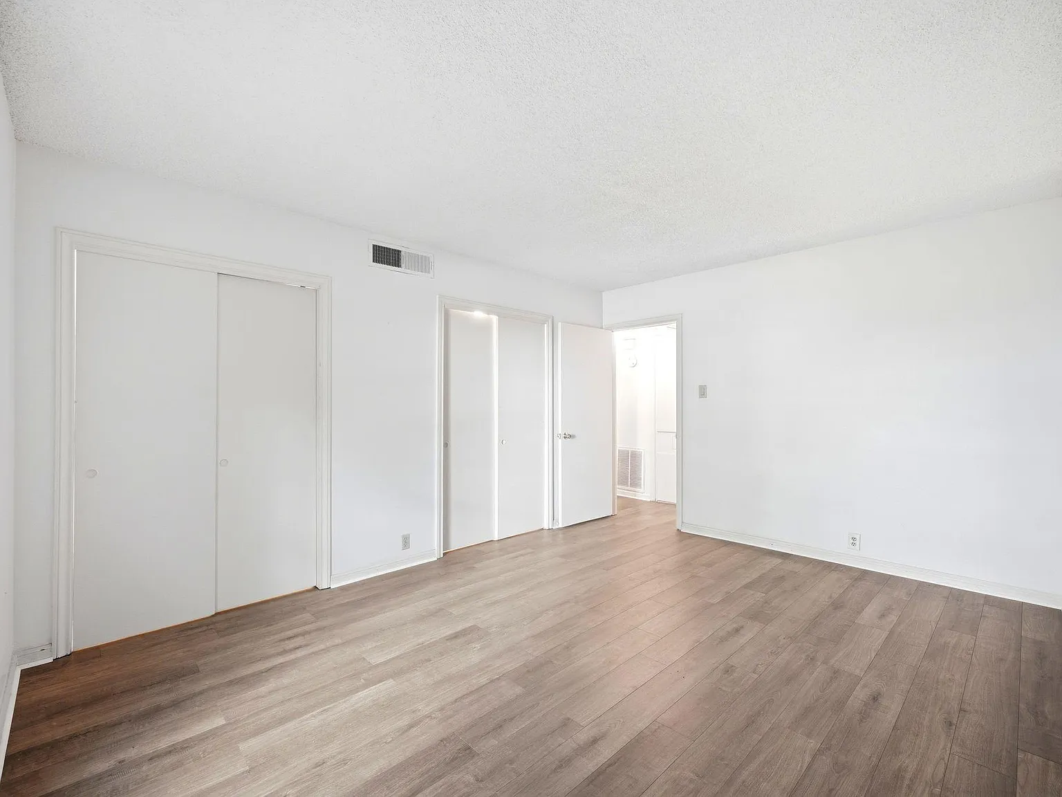 1 bed, 1.0 bath, 744 sqft, $1,099 — Photo 4