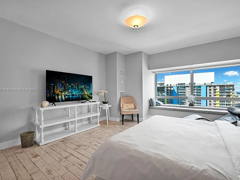 1435 Brickell Ave #3401 — Photo 10