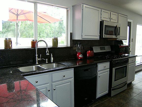 Kitchen Has Granite Counter tops