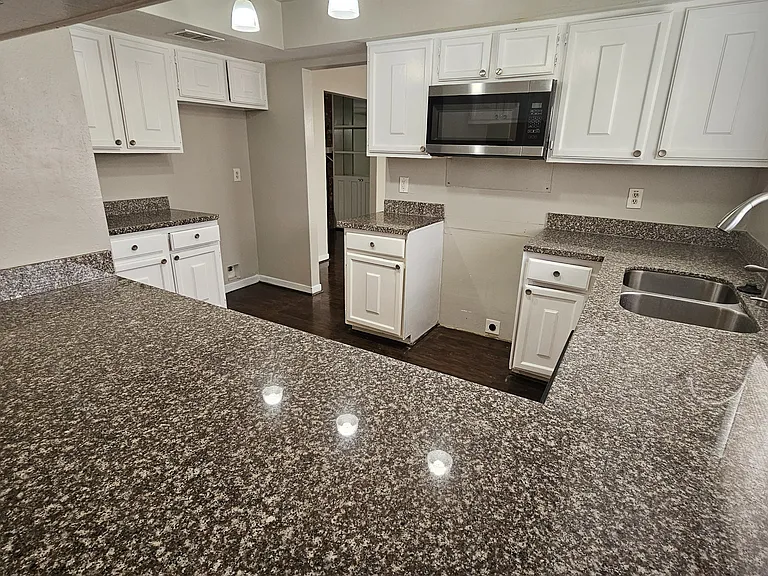 18015 Autumn Hills Dr — Photo 4