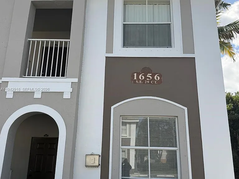1656 SE 29th Ct #10 — Photo 1