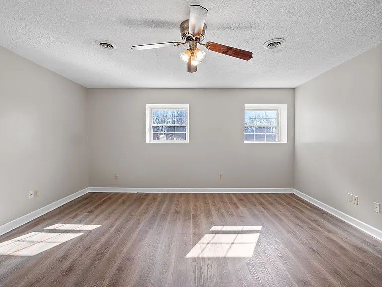 Silver Birch Apartments — Photo 31