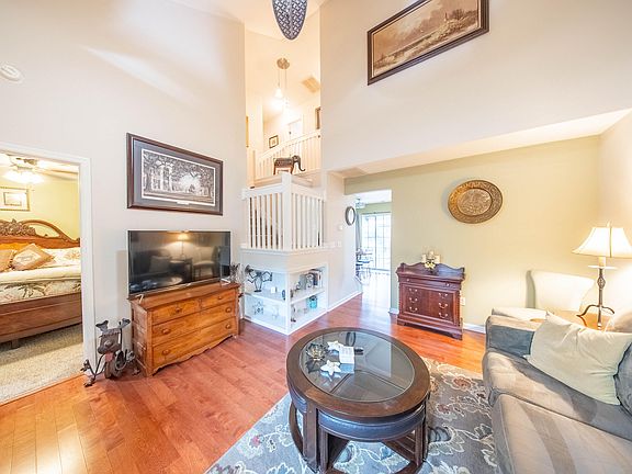 5th image of 8106 Shadow Oak Dr
