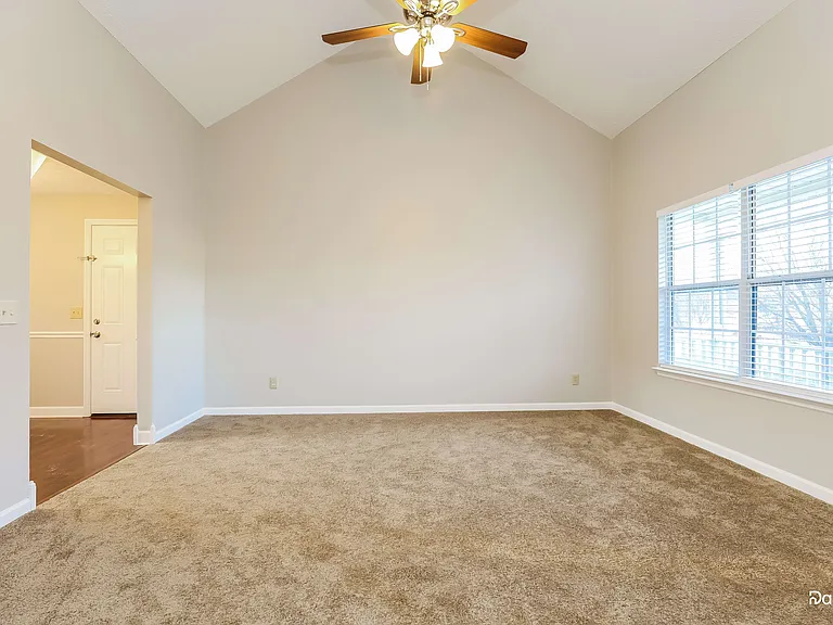 302 Vernon Traylor Dr — Photo 4