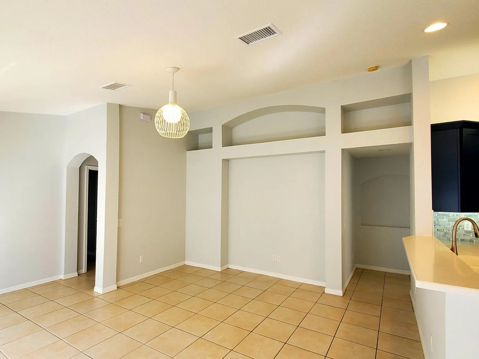 3 bed, 1361 sqft, $2,100 — Photo 2