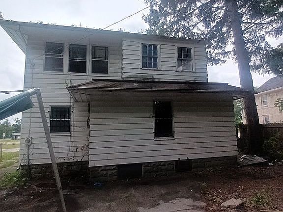 3rd image of 914 Stockdale St