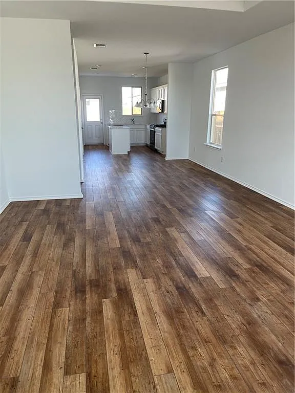 3 bed, 2.0 bath, 1417 sqft, $2,000 — Photo 4