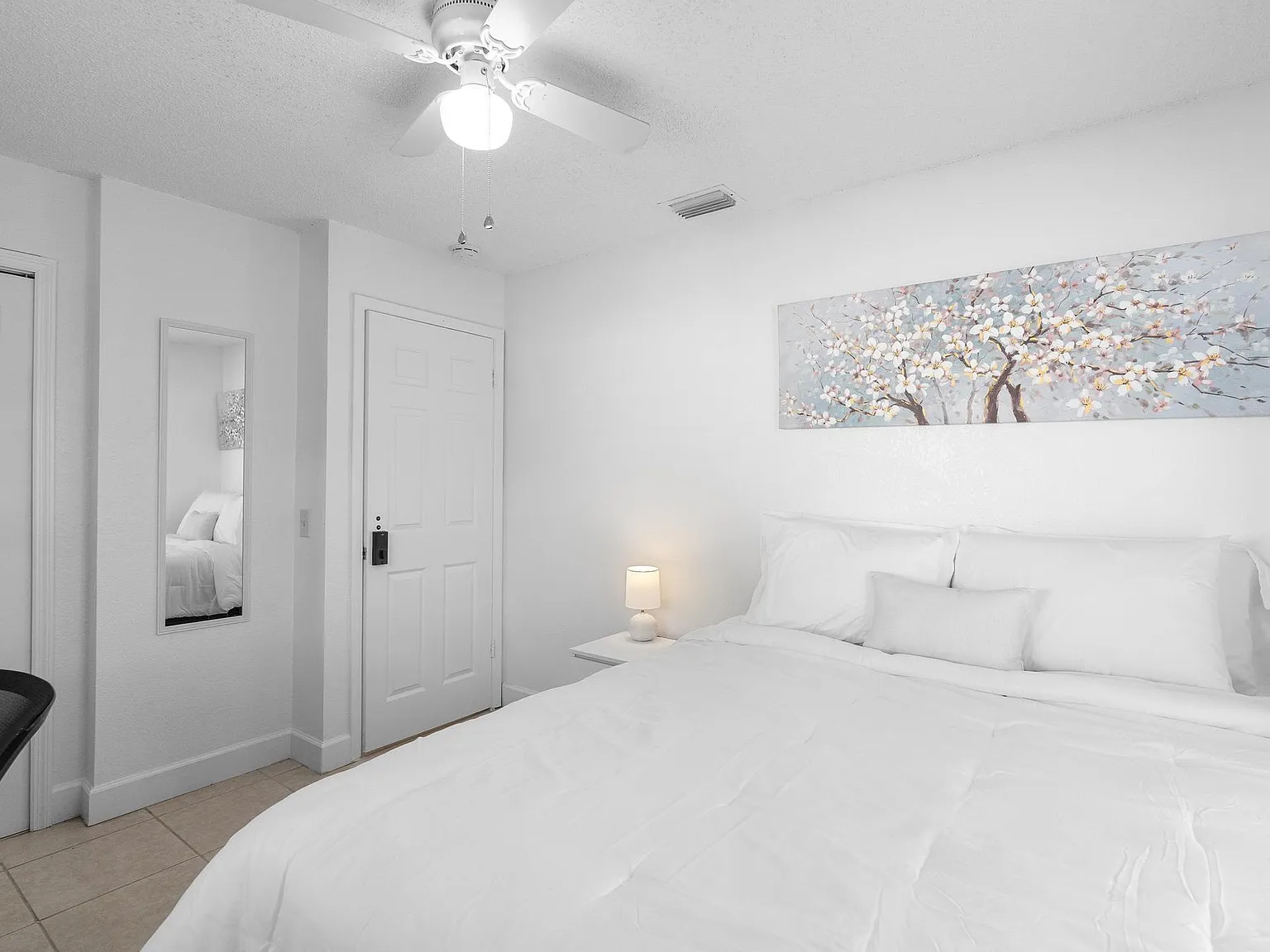 Clean, comfortable room with desk, TV & closet peaceful stay in Sanford, FL