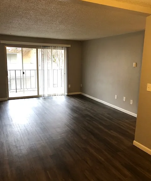 Emerald Place Apartments — Photo 4