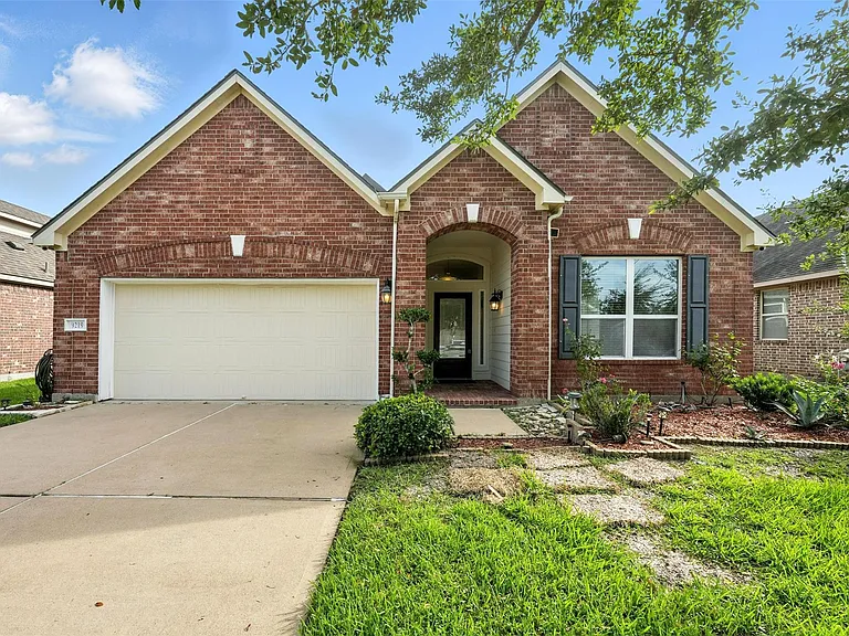 9219 Gilbert Hollow Dr — Photo 1