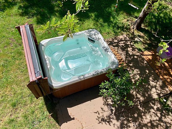 Hot tub heaven under the trees and stars.
