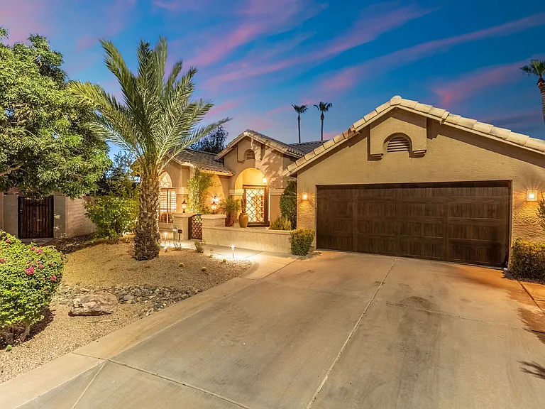 372 W Amoroso Dr — Photo 76